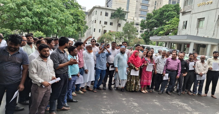 চাকরি আইন বাতিলের দাবিতে সচিবালয়ে বিক্ষোভে কর্মচারীরা