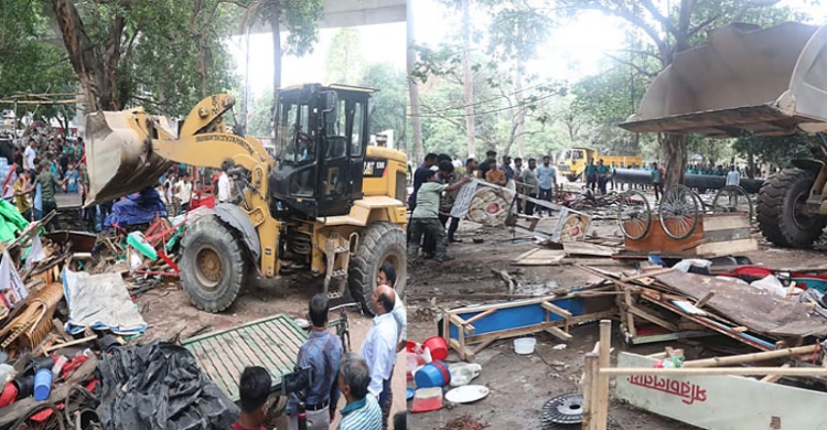 সোহরাওয়ার্দী উদ্যানের শতাধিক স্থাপনা গুঁড়িয়ে দিলো দক্ষিণ সিটি