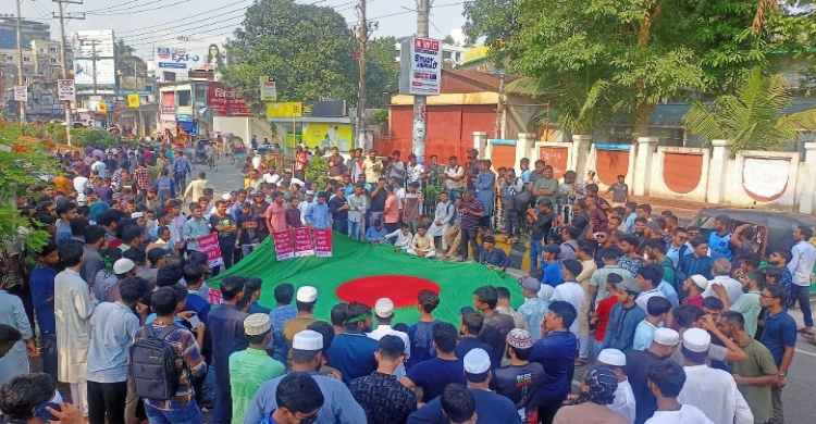 আওয়ামী নিষিদ্ধের দাবিতে ঢাকা-কিশোরগঞ্জ সড়ক অবরোধ করে বিক্ষোভ