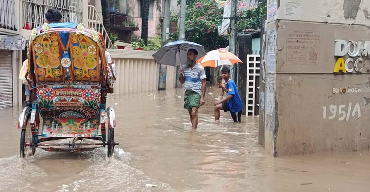 ঢাকায় বৃষ্টিতে জলাবদ্ধতায় জনদুর্ভোগ