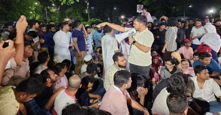 আ’লীগকে নিষিদ্ধ ও বিচারের দাবিতে যমুনার সামনে অবস্থান শুরু