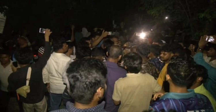 এনসিপি নেতাকে পেটালো ‘উত্তেজিত জনতা’, পুলিশ পাহারায় চলছে চিকিৎসা