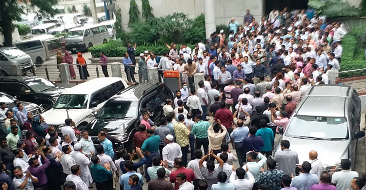 সচিবালয়ে কর্মকর্তা-কর্মচারীদের বিক্ষোভ