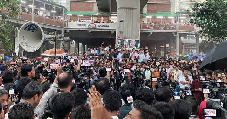 প্রায় দেড় ঘণ্টা অবরোধের পর শাহবাগ ছেড়েছে ছাত্রদল