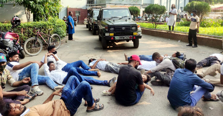 কর্মকর্তাদের গাড়ির সামনে শুয়ে পড়লেন চাকরিচ্যুত সেনা সদস্যরা