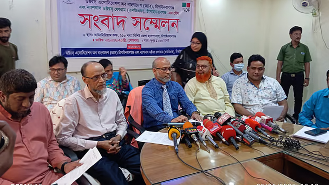 হাসপাতালে ঢুকে বৈষম্যবিরোধীদের অশালীন আচরণ, চিকিৎসকদের প্রতিবাদ