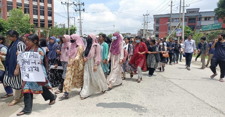 সপ্তম দিনের মতো আন্দোলনে ময়মনসিংহ ইঞ্জিনিয়ারিং কলেজের শিক্ষার্থীরা