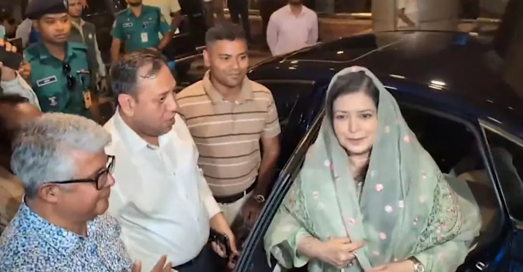 হাসপাতালে অসুস্থ মায়ের সঙ্গে দেখা করলেন জোবাইদা রহমান
