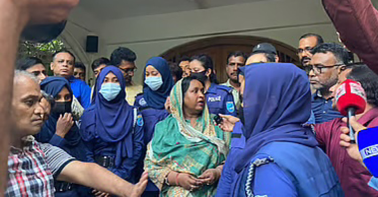 অভিযান শুরুর ৬ ঘণ্টা পর আইভীকে নিজ বাড়ি থেকে গ্রেপ্তার করেছে পুলিশ