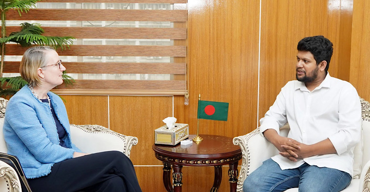 তথ্য উপদেষ্টার সঙ্গে ব্রিটিশ হাইকমিশনারের সাক্ষাৎ