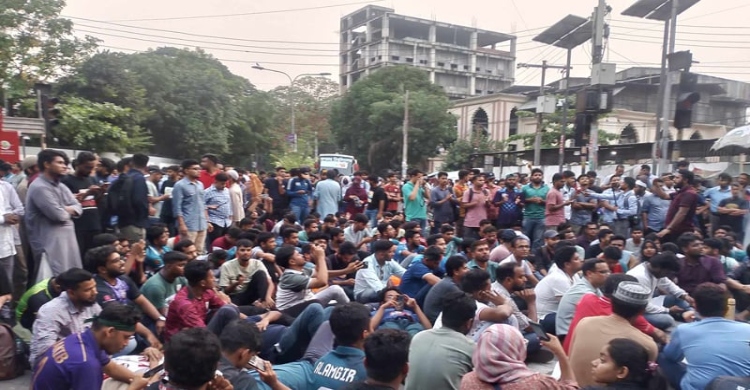 ৮ ঘণ্টা ধরে কাকরাইলে আন্দোলনে জবি শিক্ষার্থীরা, মেলেনি সাড়া
