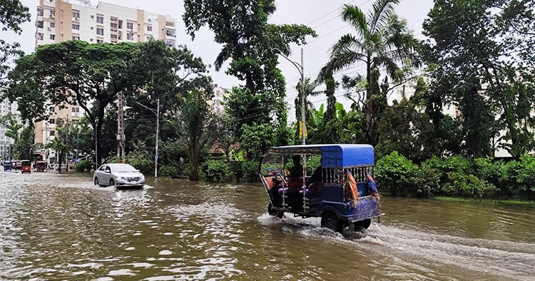 কুমিল্লায় টানা বৃষ্টিতে জলাবদ্ধতা, জনজীবনে ভোগান্তি