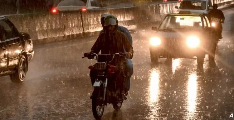 পাকিস্তানে ঝড়-বৃষ্টিতে এক সপ্তাহে ৩২ জনের প্রাণহানি