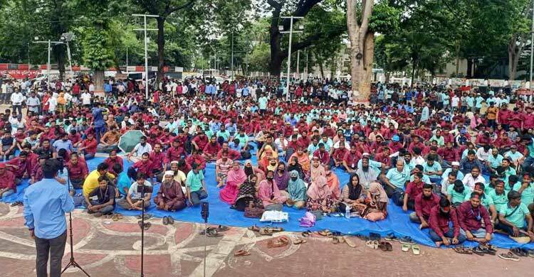 পঞ্চম দিনের মতো শহীদ মিনারে অবস্থান পল্লী বিদ্যুৎ কর্মীদের