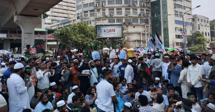আওয়ামী লীগ নিষিদ্ধের দাবিতে শাহবাগে জড়ো হচ্ছেন বিভিন্ন সংগঠনের নেতা-কর্মীরা