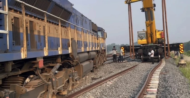 ১২ ঘণ্টা পর দক্ষিণবঙ্গে রেল চলাচল স্বাভাবিক, পয়েন্টম্যান বরখাস্ত