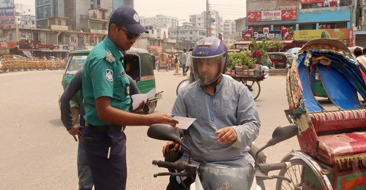সচেতনতামূলক লিফলেট বিতরণ করলো ট্রাফিক তেজগাঁও বিভাগ