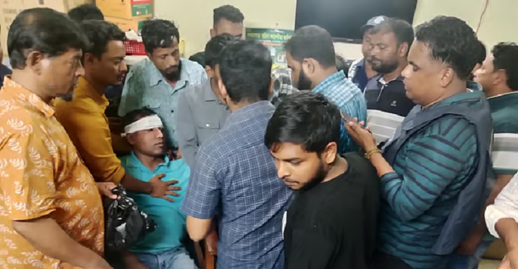ব্রাহ্মণবাড়িয়ায় রাতে ‘টর্চলাইট জ্বালিয়ে’ দুই গ্রামবাসীর সংঘর্ষ, আহত ৩০