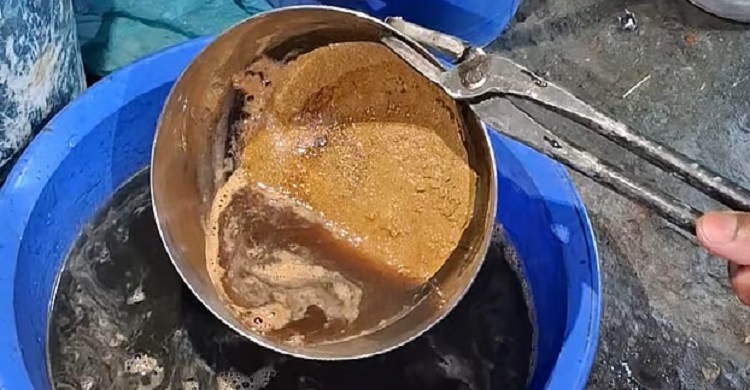 দুবাইফেরত দুই বাংলাদেশির জামাকাপড় পুড়িয়ে চার কেজি সোনা উদ্ধার
