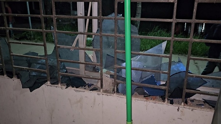 কাগজপত্রবিহীন মোটরসাইকেল ছাড়াতে এসে থানায় হামলা, আটক ৪
