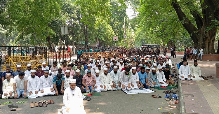 যমুনার সামনে আন্দোলনকারীদের নামাজ আদায়