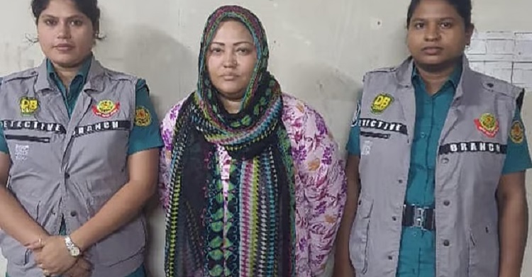 কাঠগড়ার রেলিং ধরে নির্বিকার ছিলেন মমতাজ