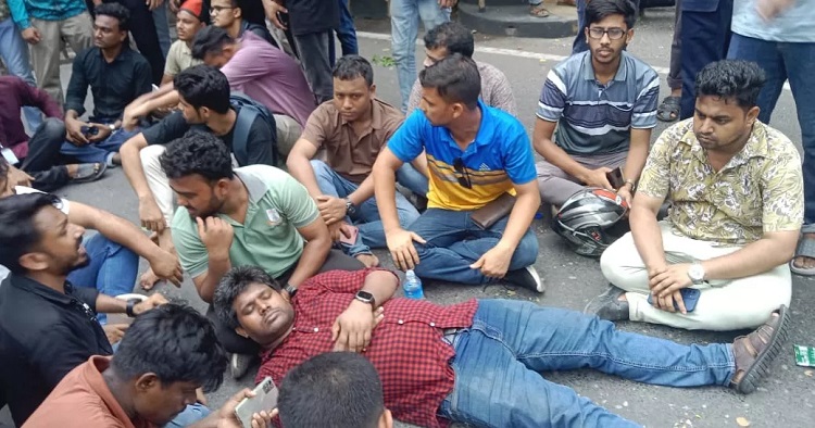 জবি শিক্ষার্থীদের ওপর কাঁদানে গ্যাস-সাউন্ড গ্রেনেড নিক্ষেপ, আহত অর্ধশতাধিক