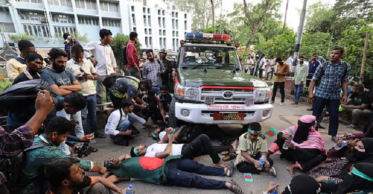 সেনা কর্মকর্তাদের আশ্বাসে কর্মসূচি স্থগিত করলেন সশস্ত্র বাহিনী থেকে চাকরিচ্যুতরা