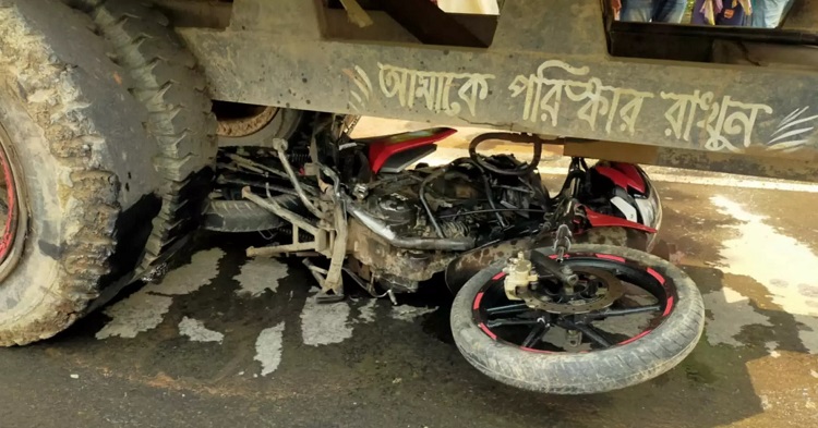 ওভারটেক করতে গিয়ে ট্রাক্টরের নিচে মোটরসাইকেল, আরোহী নিহত