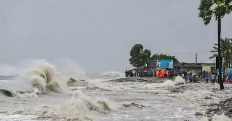 নিম্নচাপের প্রভাবে ১৪ জেলায় জলোচ্ছ্বাসের আশঙ্কা