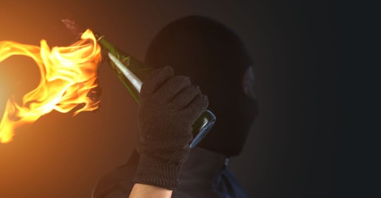 এবার চলন্ত ট্রেনে পেট্রোল বোমা নিক্ষেপ