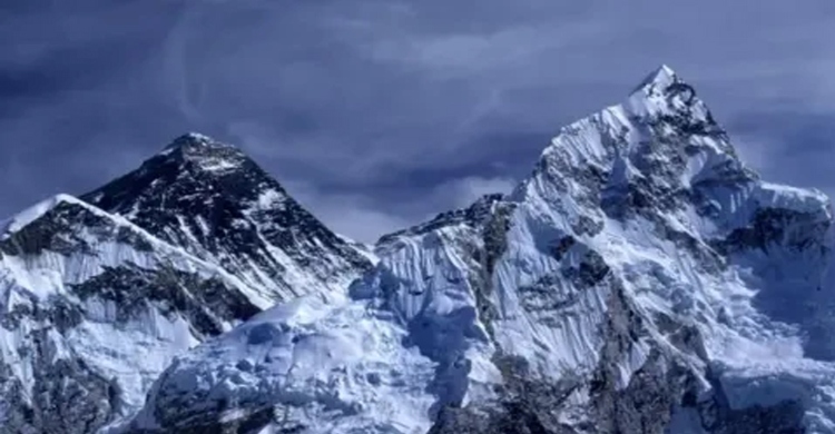 কয়েকশ পর্যটক আটকা  এভারেস্টের পাদদেশে