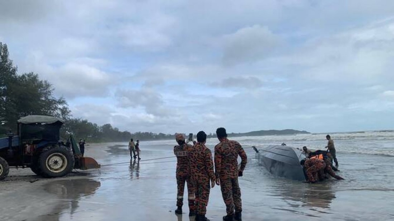 থাইল্যান্ড-মালয়েশিয়া সীমান্তে নৌকাডুবি, নিখোঁজ শতাধিক