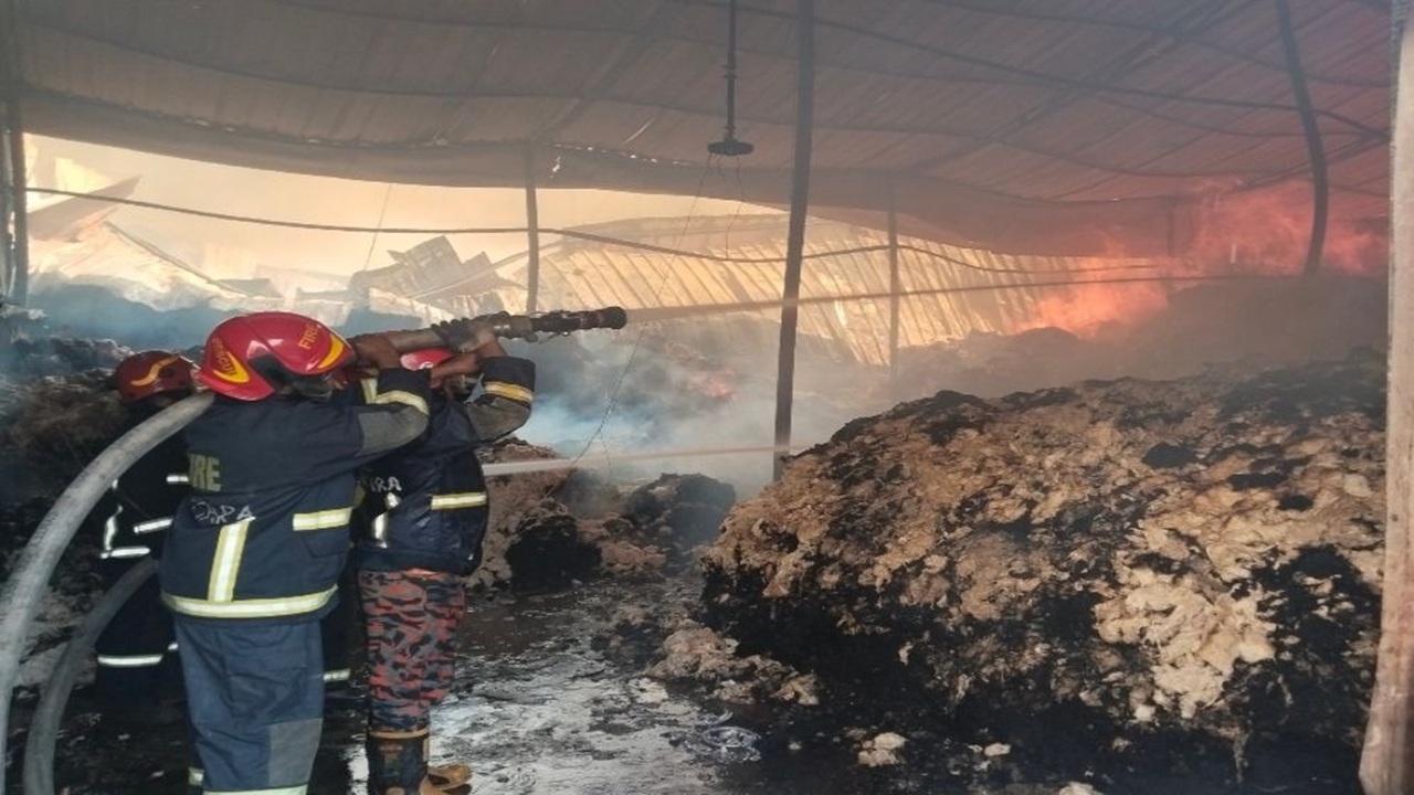 নিয়ন্ত্রণে টঙ্গীর তুলার গুদামের আগুন