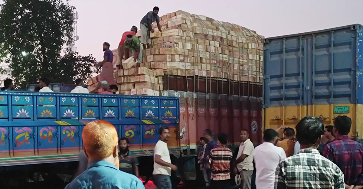 ৮ বছর পর হিলি দিয়ে ভারত থেকে এলো আপেল