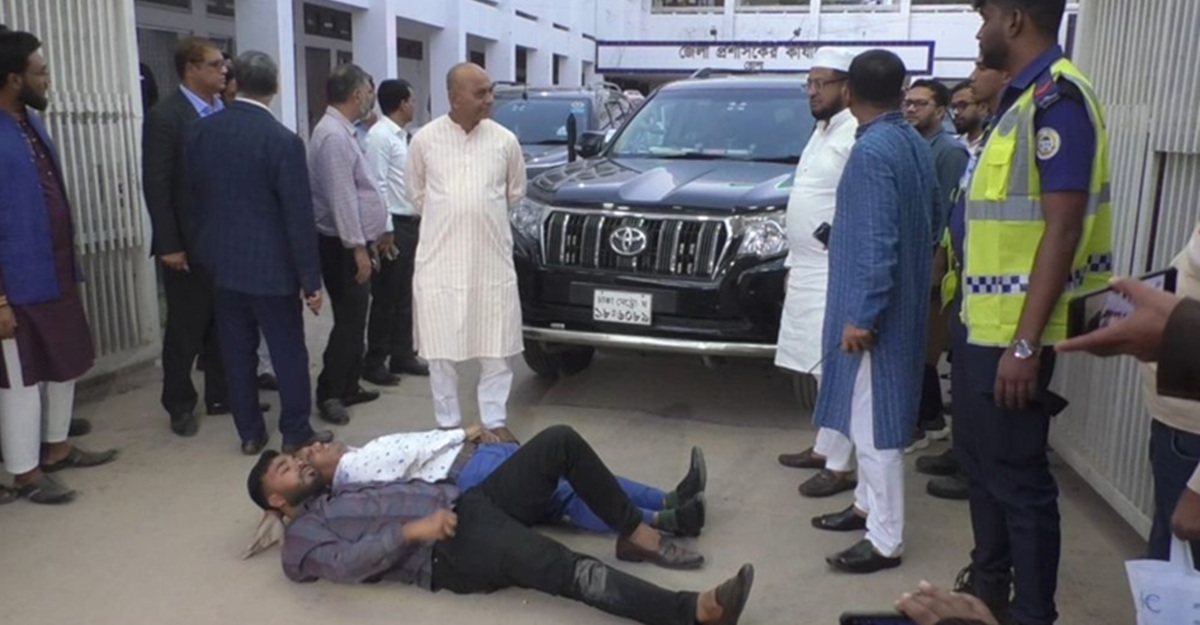 যে কারণে ৩ উপদেষ্টার গাড়ির সামনে শুয়ে পড়ল জনতা