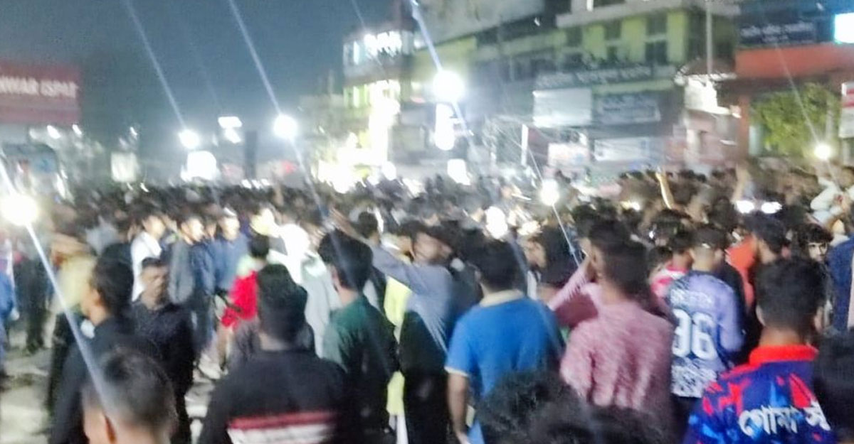 ‘হাফ ভাড়া’ নিয়ে ব্যাপক সংঘর্ষ, অর্ধশতাধিক বাস ভাঙচুর