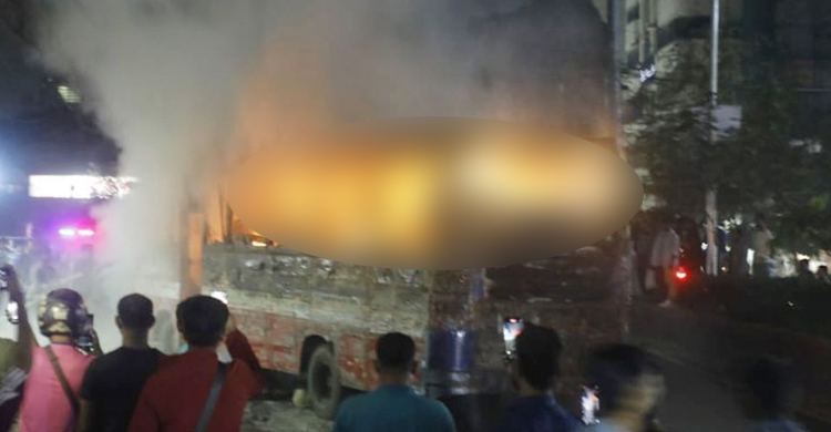 রাজধানীতে আবারও বাসে আগুন