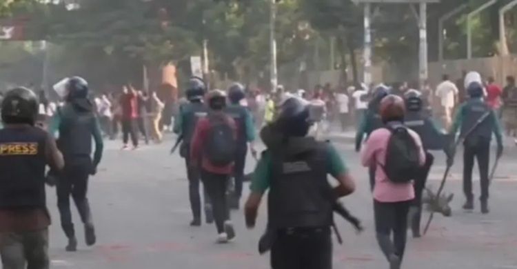 ধানমন্ডি ৩২ নম্বরে ধাওয়া-পাল্টা ধাওয়া, আনন্দ মিছিল