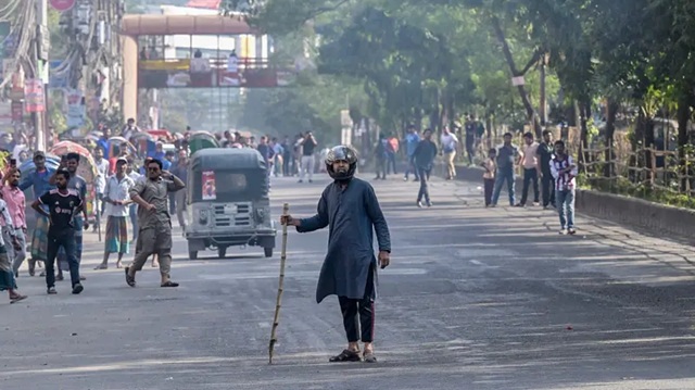 ছত্রভঙ্গ হওয়ার পর বিক্ষোভকারীরা আবারও একত্রিত হওয়ার চেষ্টা।