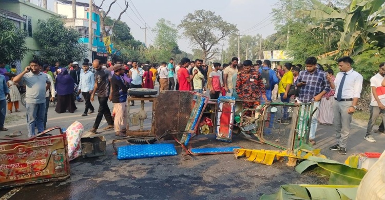 দিনাজপুরের সড়কে প্রাণ গেল একই পরিবারের ৪ জনের