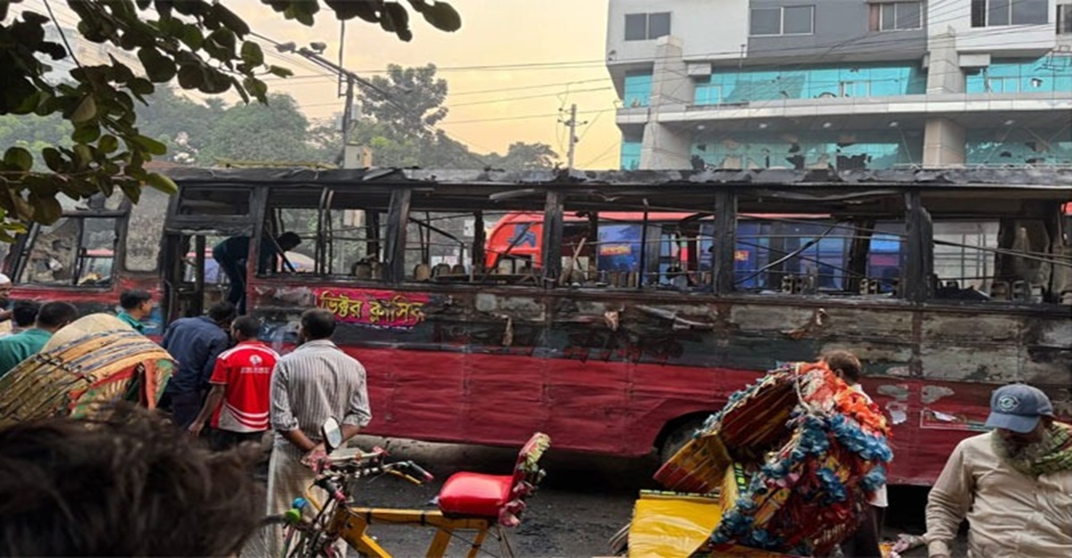 ভোরে ঢাকায় দুই বাসে আগুন