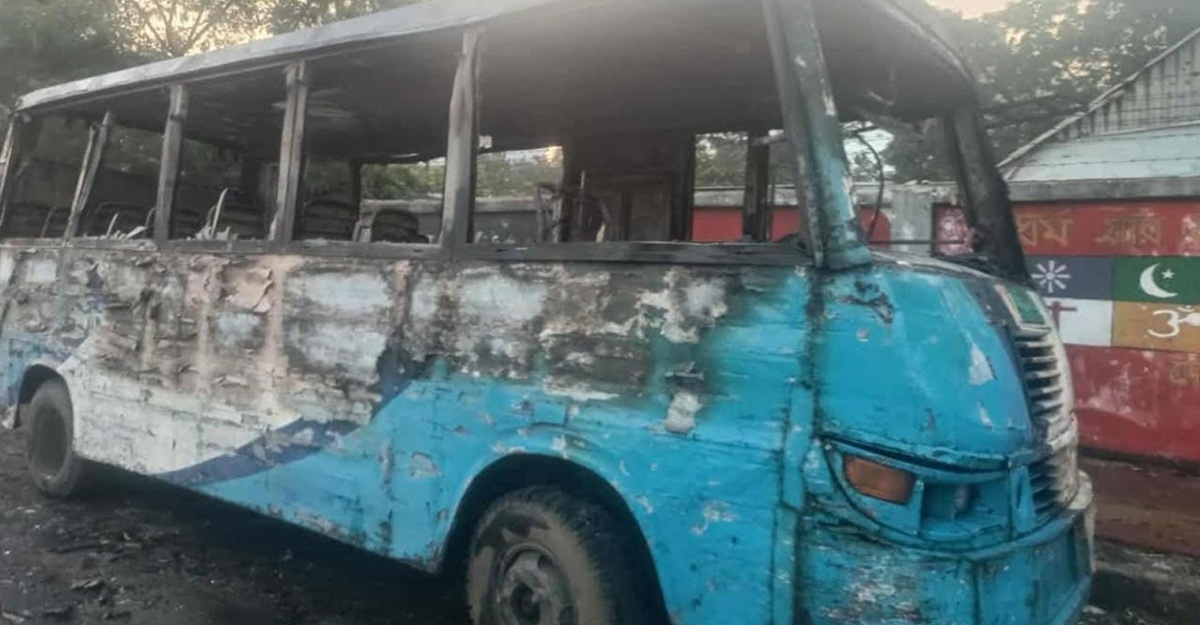 এবারে দাঁড়িয়ে থাকা মিনিবাসে আগুন