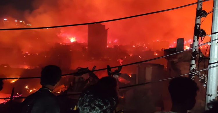 কড়াইল বস্তিতে ভয়াবহ অগ্নিকাণ্ড, নিয়ন্ত্রণে ১৬ ইউনিট