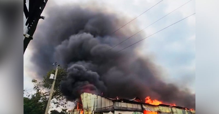 গাজীপুরে ঝুটের গুদামে আগুন