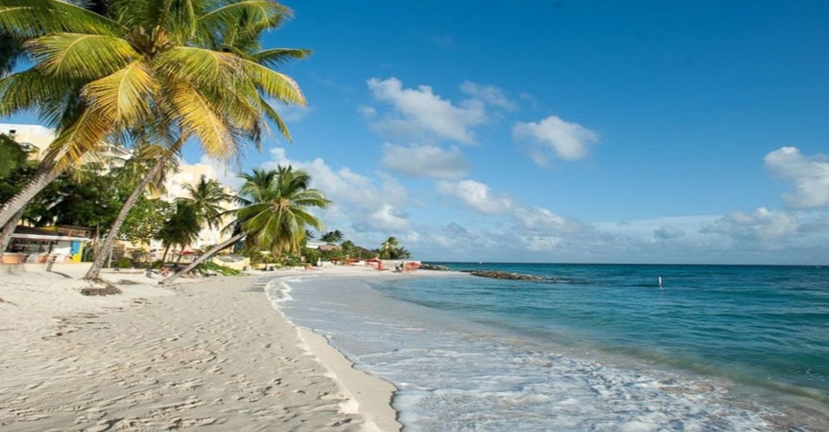 খুলে দেয়ার প্রথম দিনেও পর্যটকরা যেতে পারলেন না সেন্টমার্টিনে