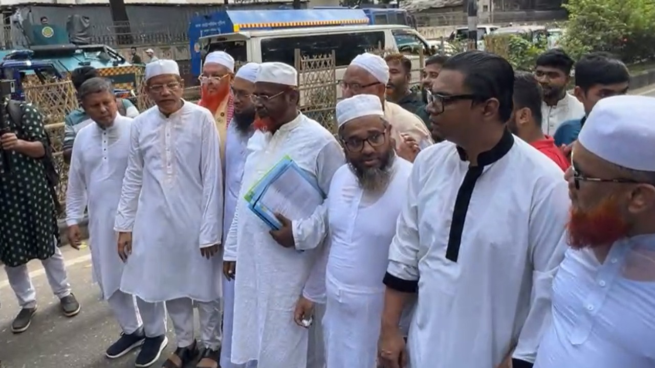 প্রধান উপদেষ্টার কাছে স্মারকলিপি জমা দিল আট দলের প্রতিনিধিরা