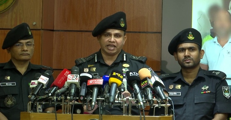 পার্শ্ববর্তী দেশ থেকে আসছে অস্ত্রের যোগান, অস্ত্রসহ গ্রেফতার ৮ : র‌্যাব