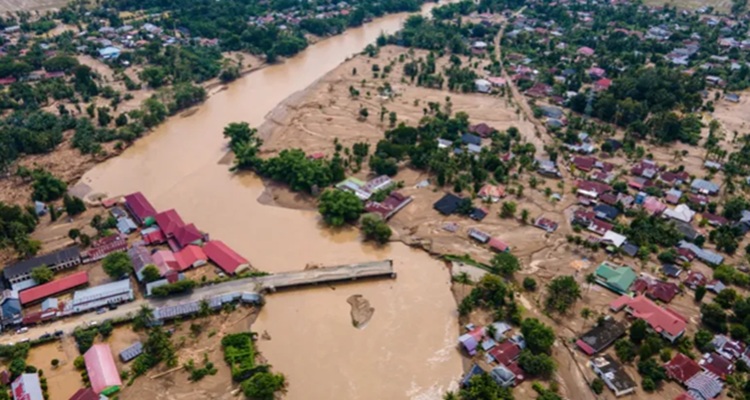 ইন্দোনেশিয়ায় বন্যা-ভূমিধসে প্রাণহানি বেড়ে ১৭৪