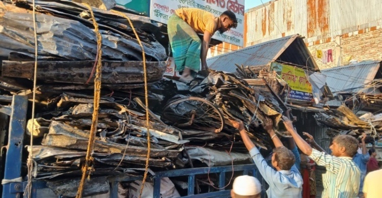 কড়াইল ট্রাজেডি: পুড়ে যাওয়া জিনিস বেচে ঘুরে দাঁড়ানোর চেষ্টা